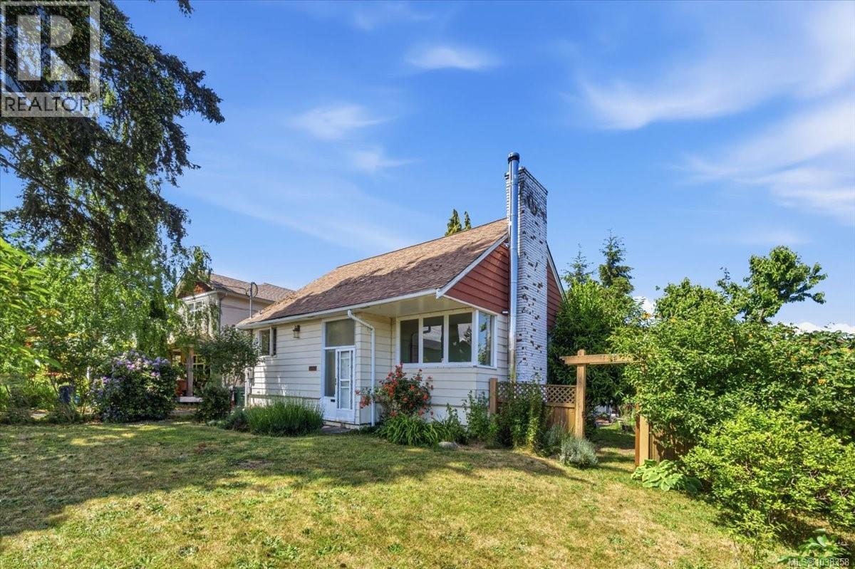 1032 Moyse Cres - 1