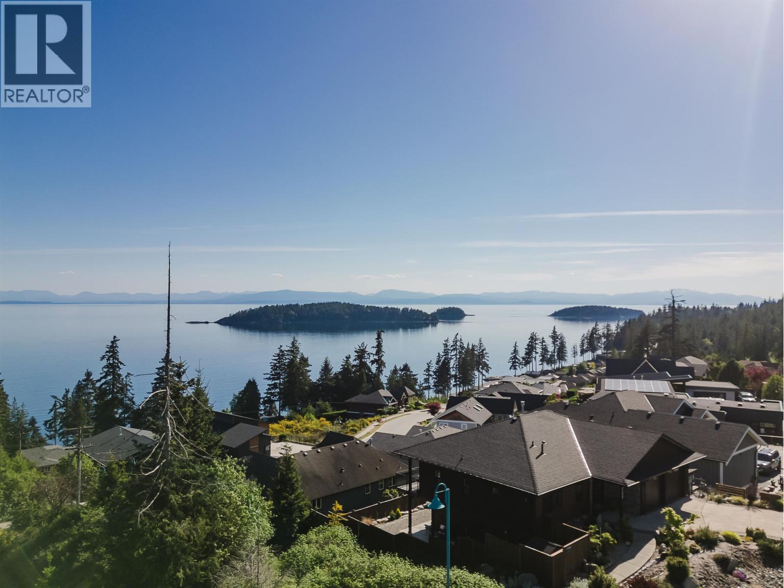5883 COWRIE STREET, Sechelt