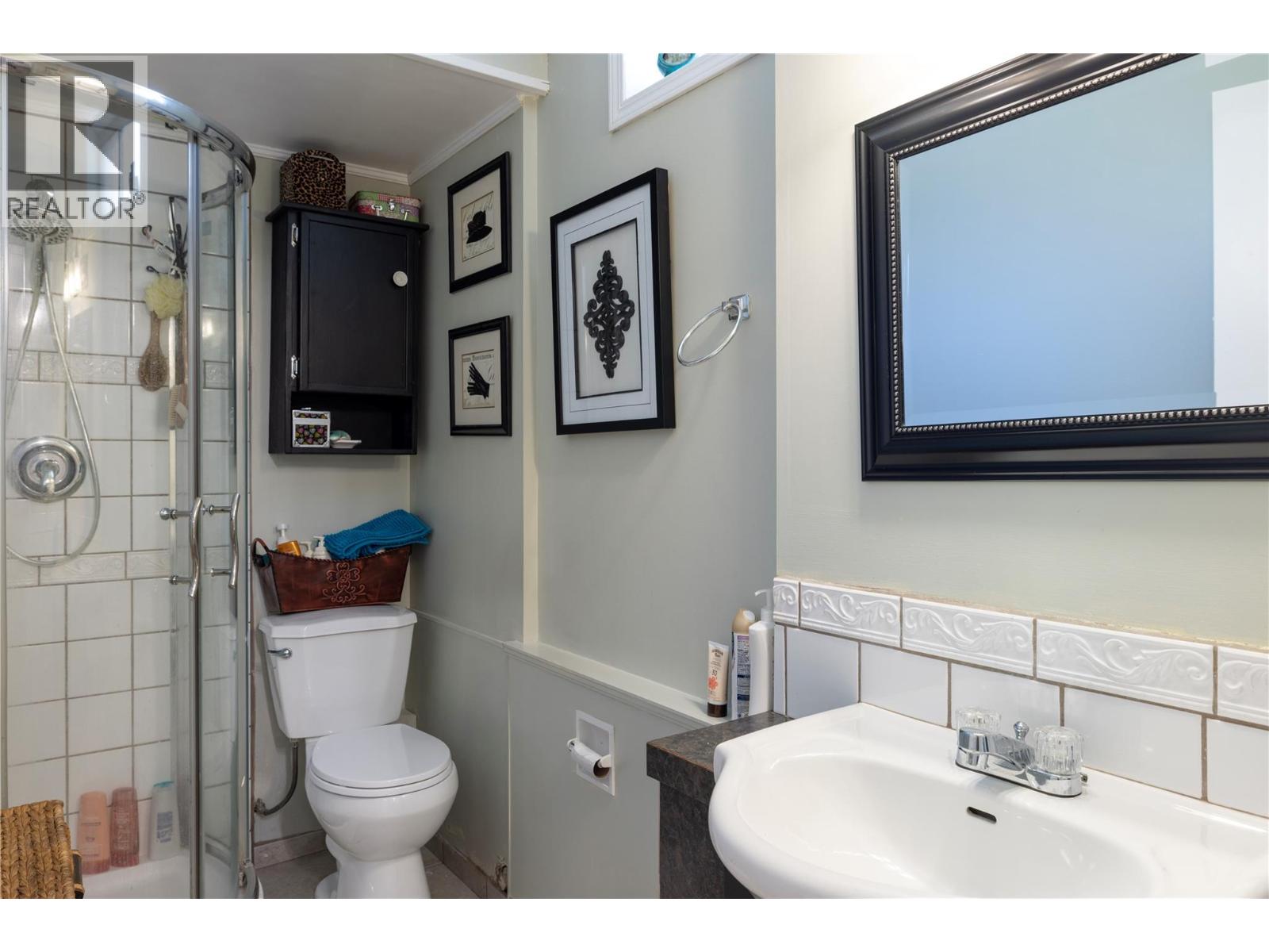 3928 15 Crescent - 35