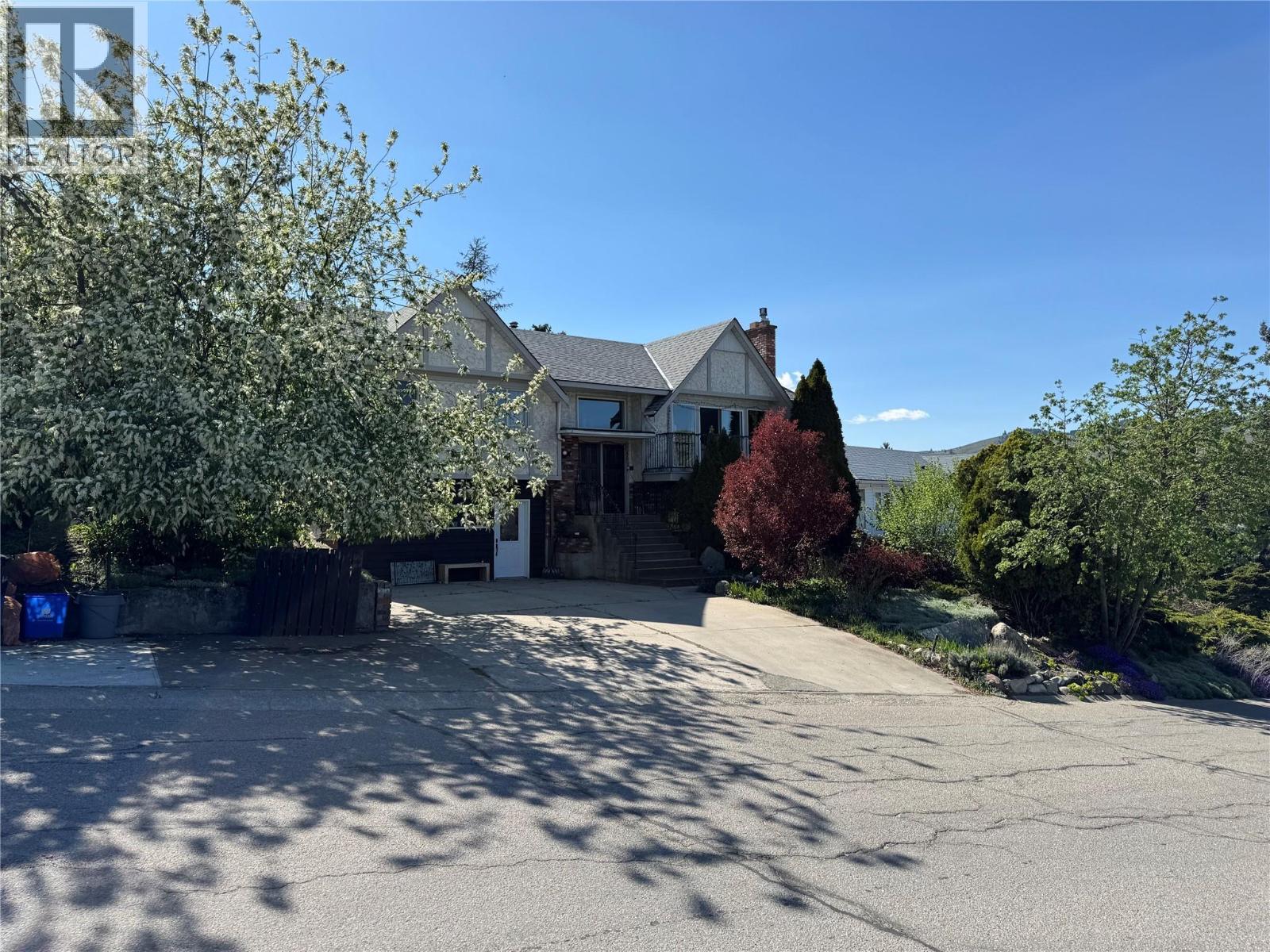3928 15 Crescent - Image 2