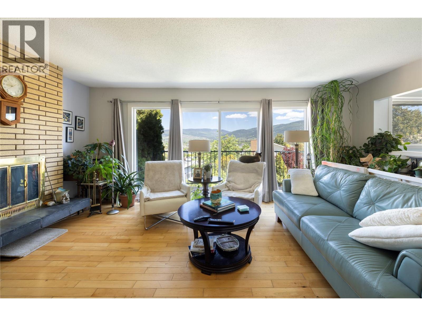 3928 15 Crescent - 21