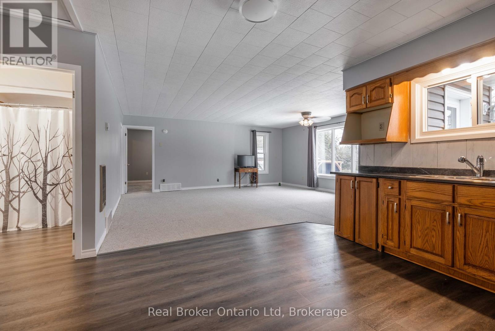 16 TWIN RIVER DRIVE N - 8