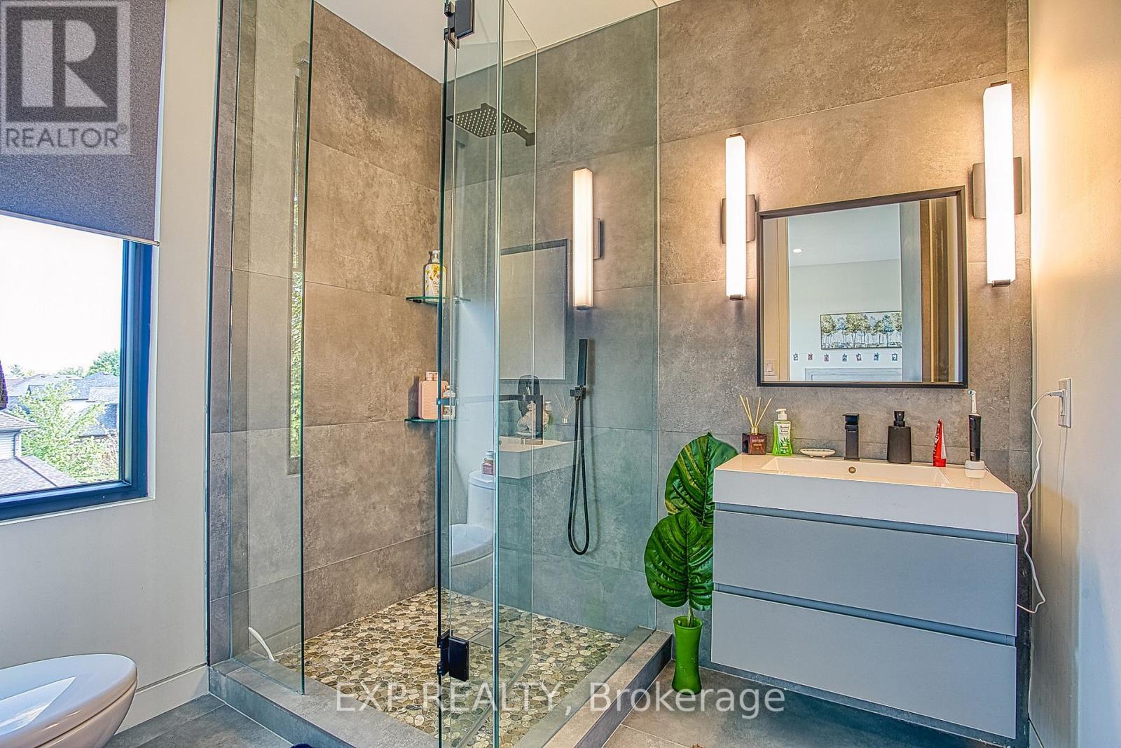 352 MAIN STREET W