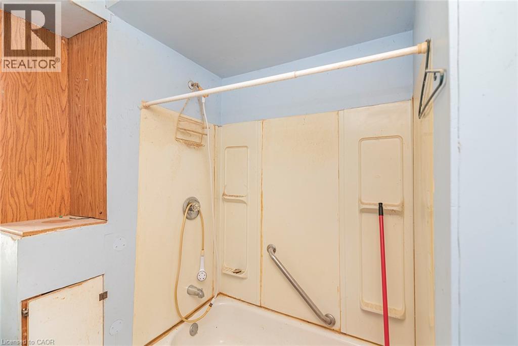 220 ALDER Street W