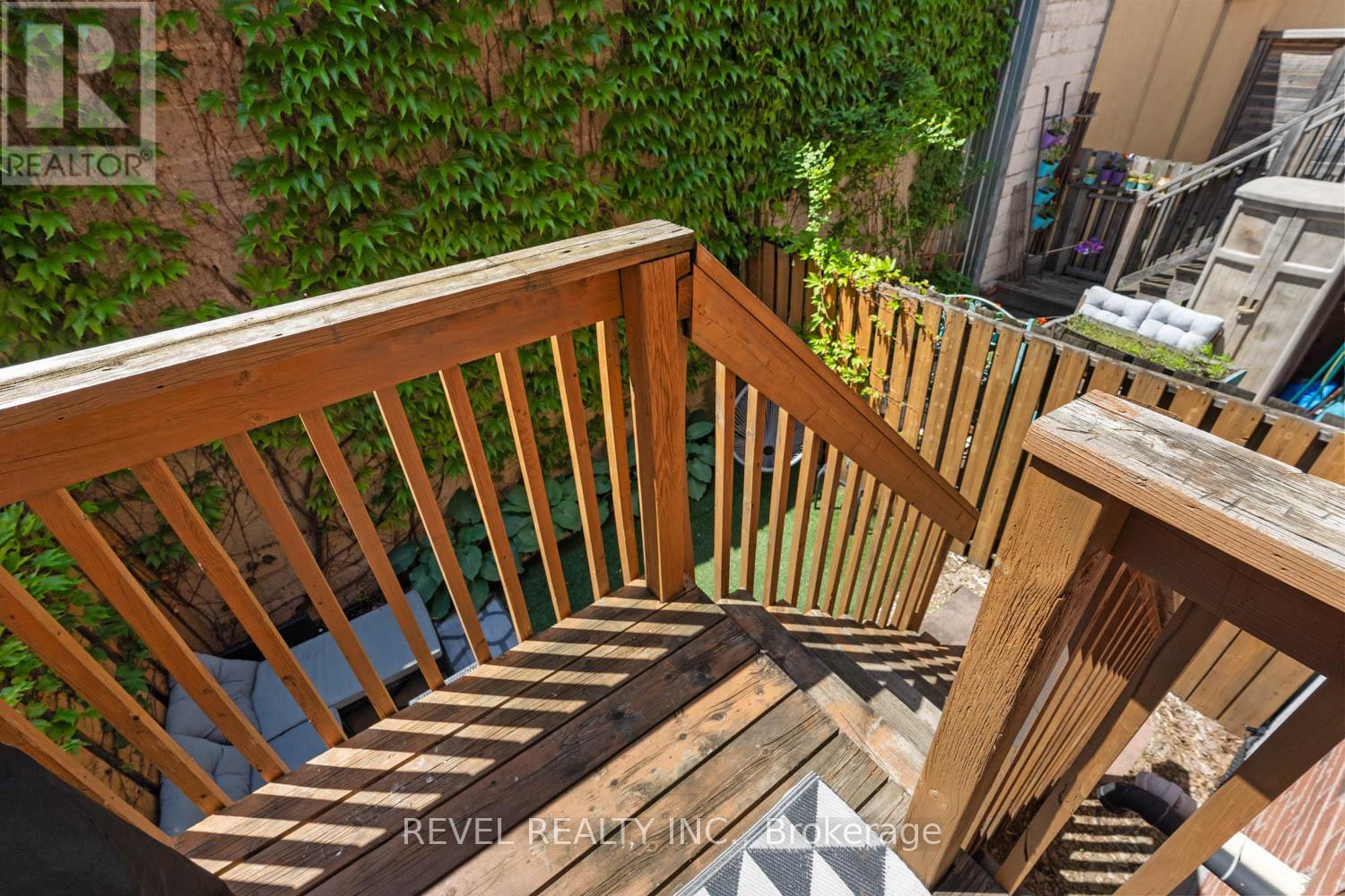 8 GROGAN MEWS - 32