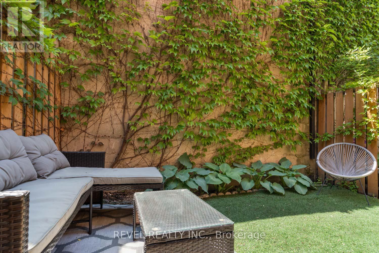 8 GROGAN MEWS - 34