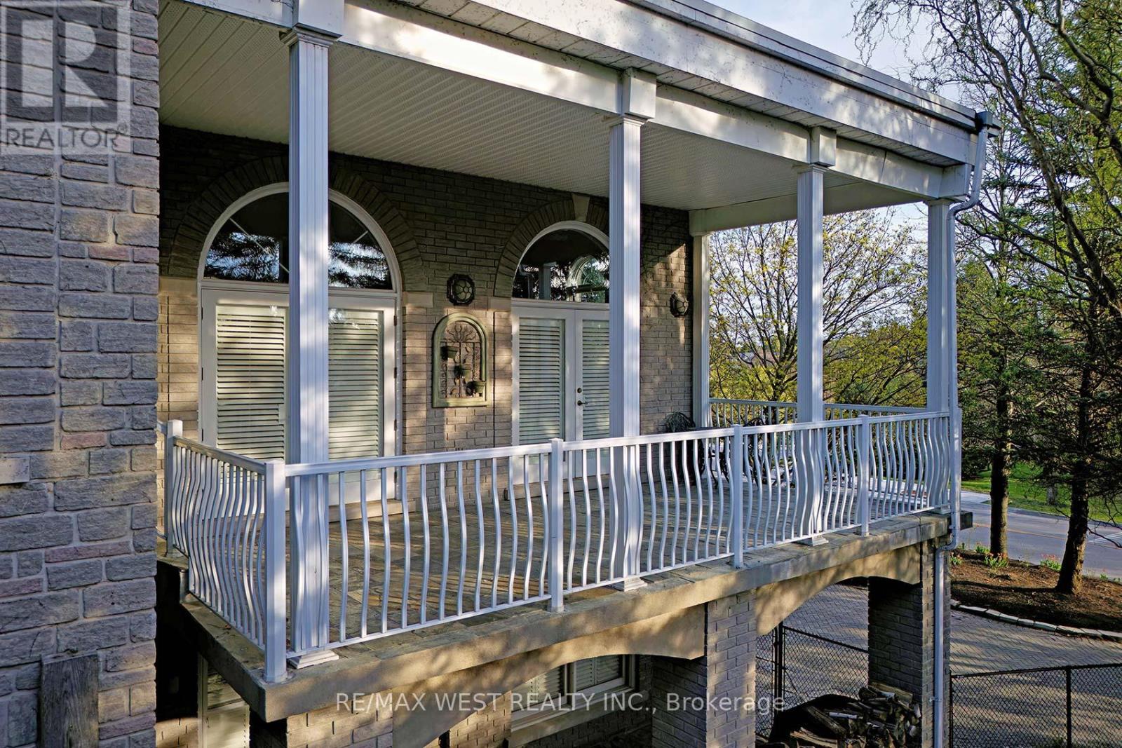 5 HUMBERVIEW DRIVE - 13
