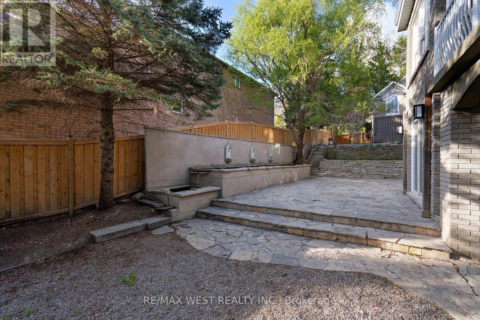 5 HUMBERVIEW DRIVE - 44