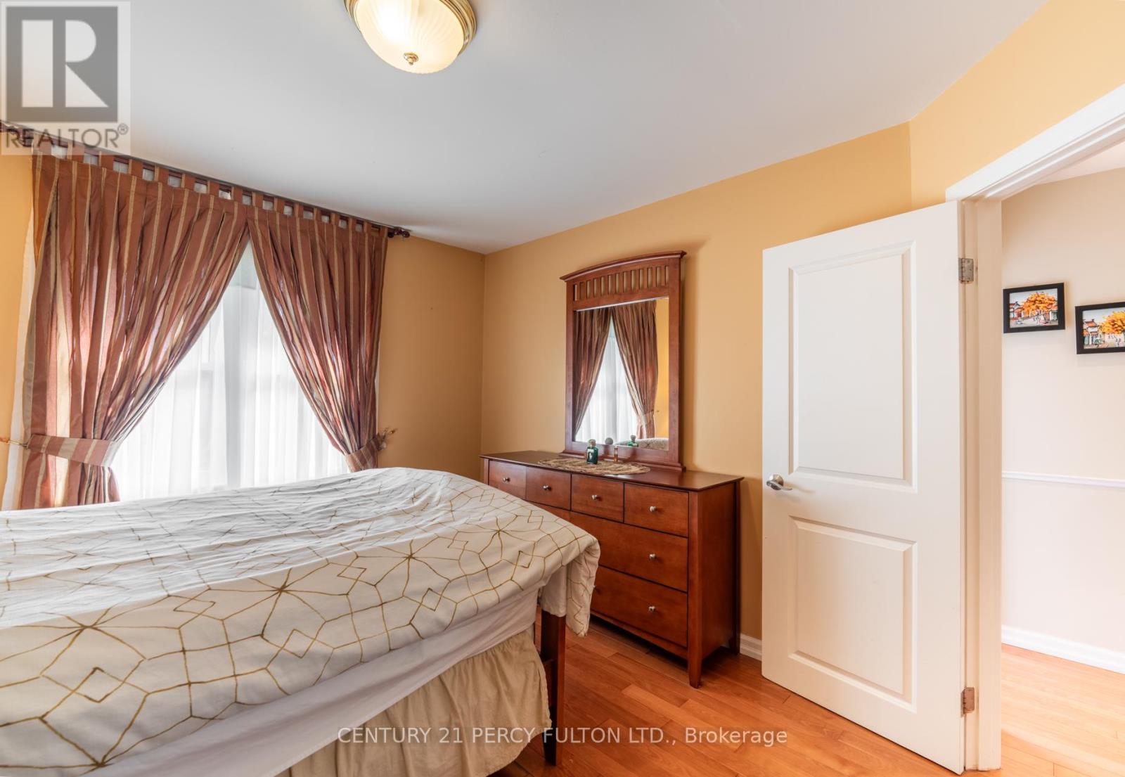 3 HENDERSON AVENUE - 25