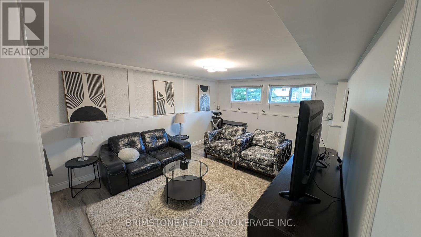 Livingroom w large windows