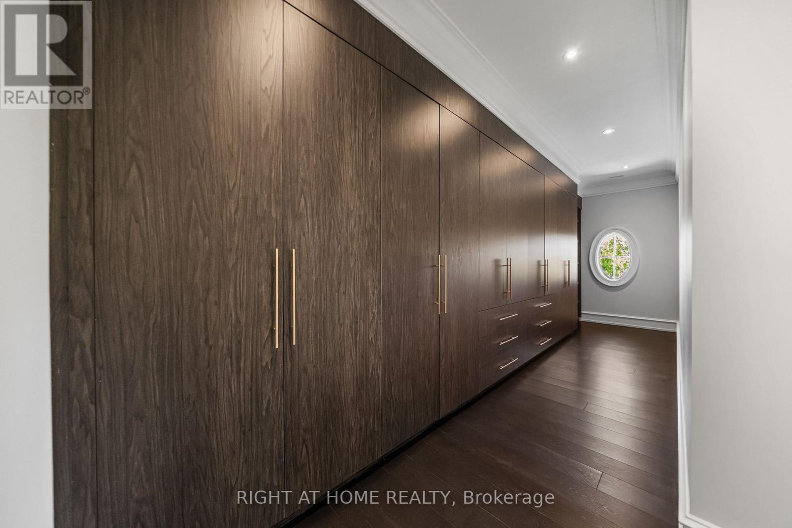 16 SIRONA'S LANE - 40