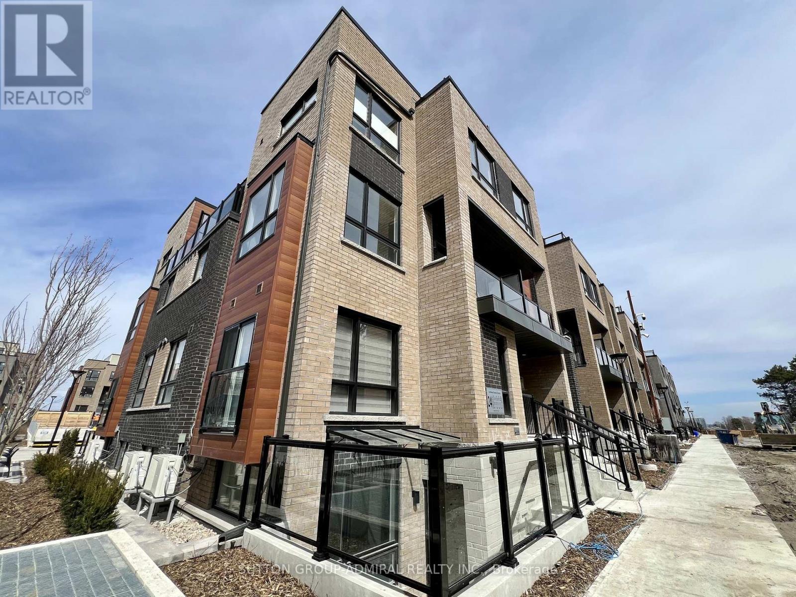 Listing photo of 15 - 24 LYTHAM GREEN CIRCLE