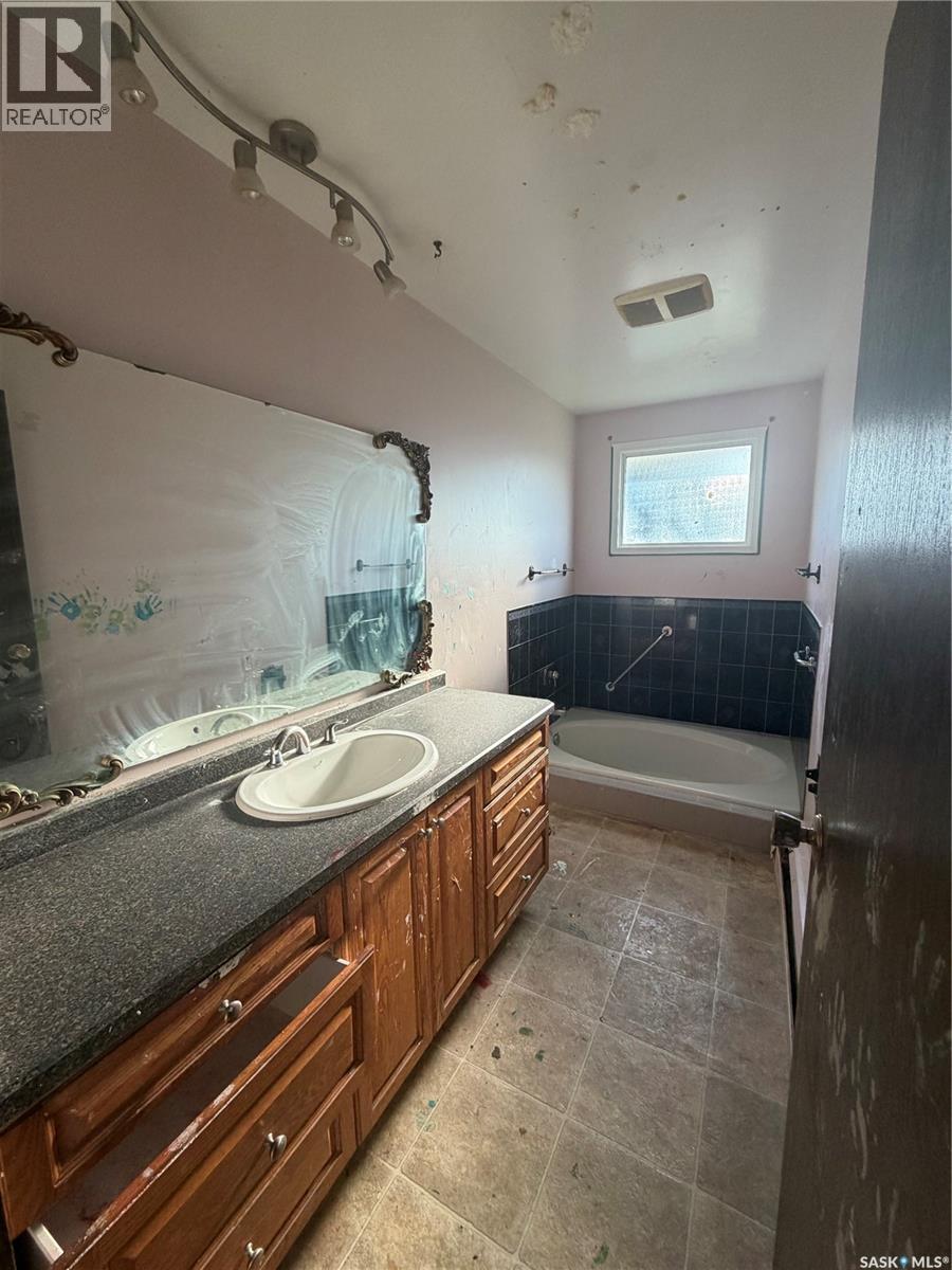 318 25th STREET E - 8
