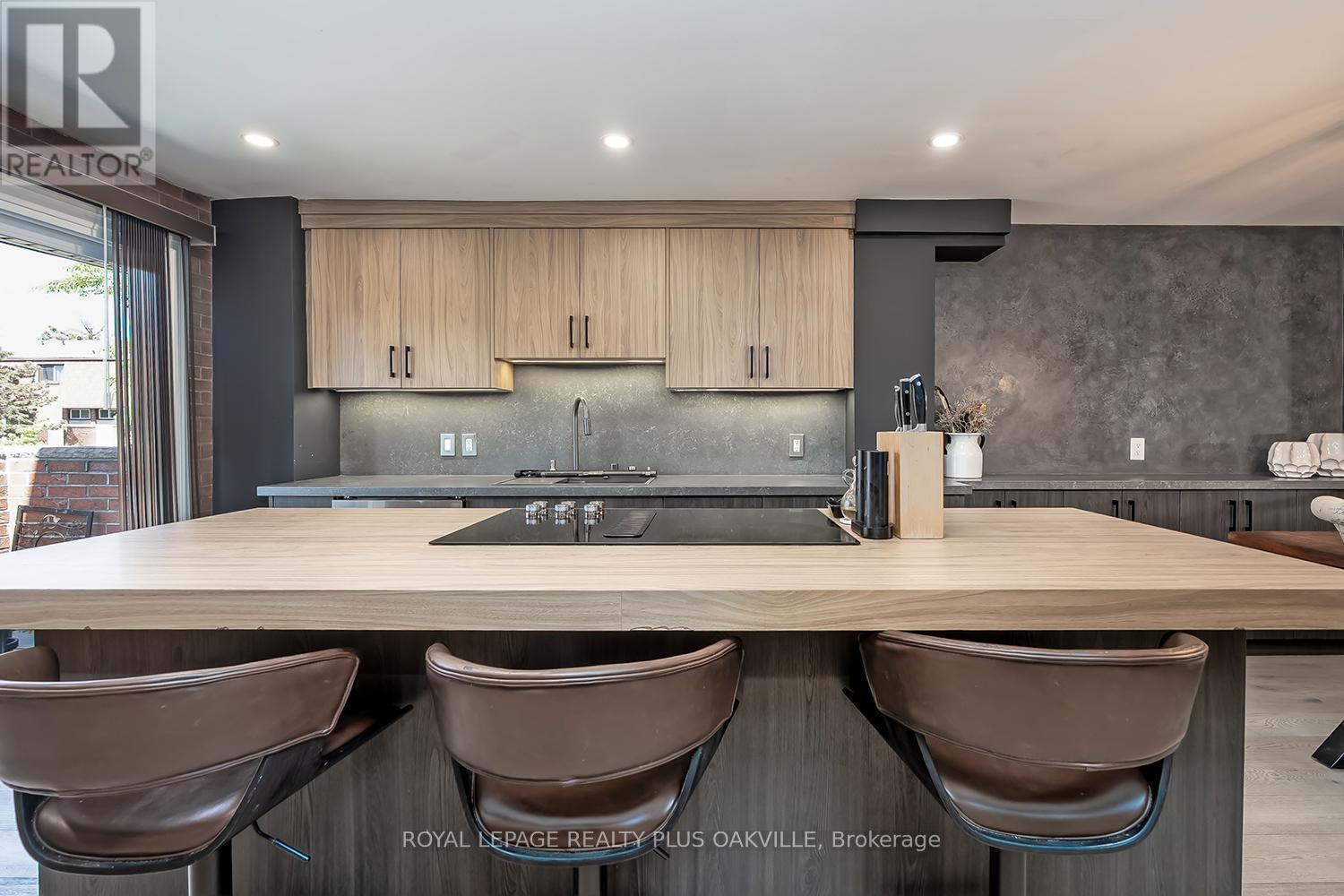 #51 1051 CEDARGLEN GATE - 12
