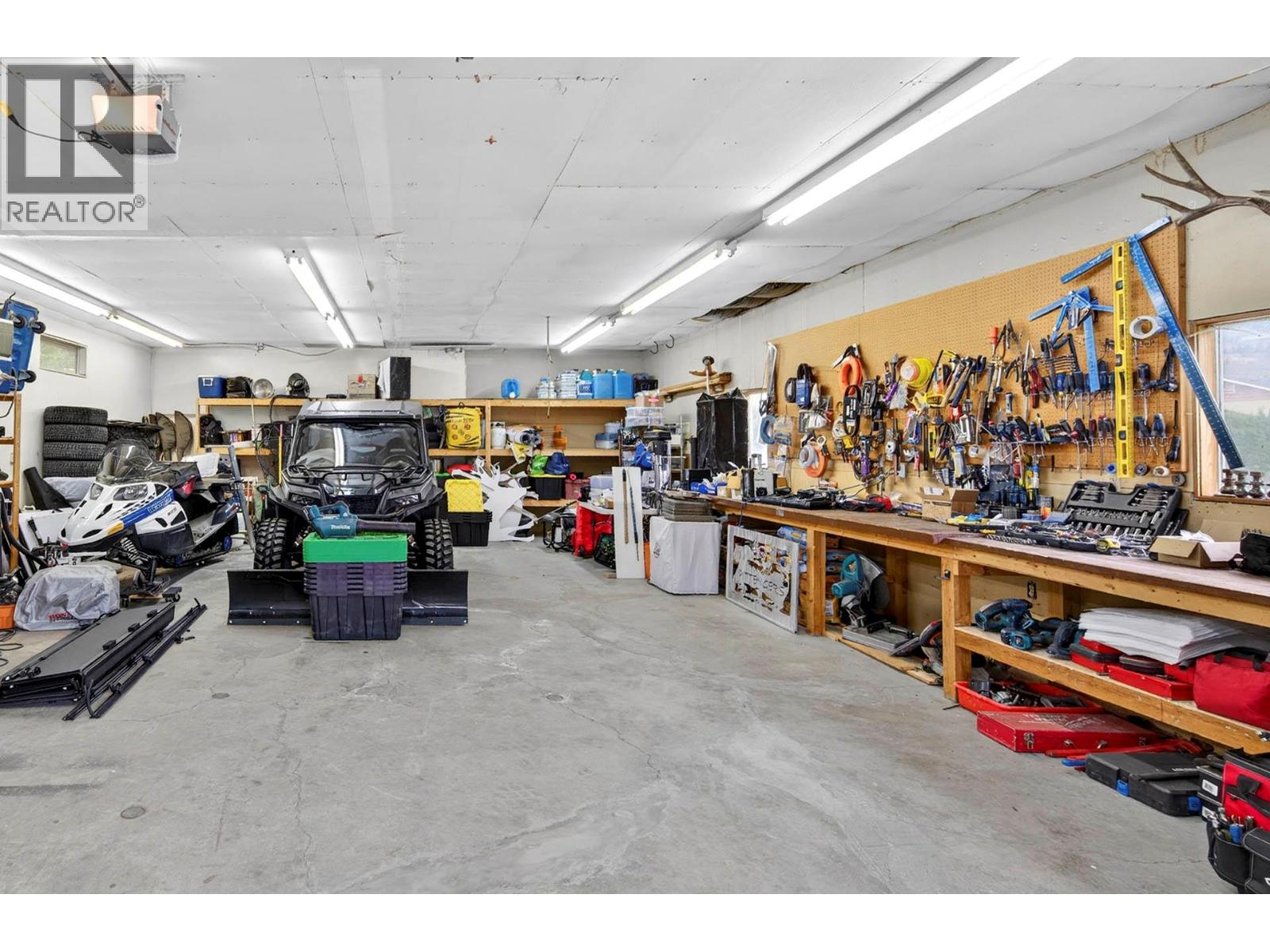 6451 Beaver Crescent - 64