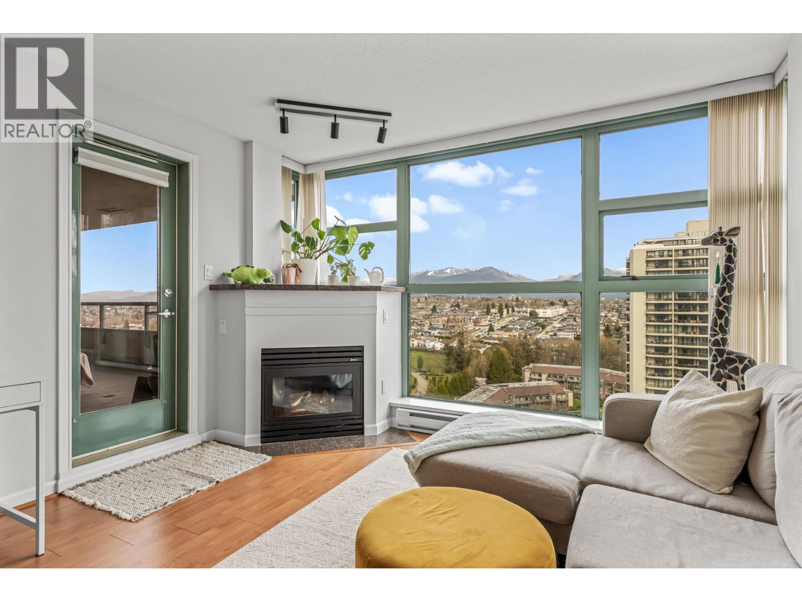 2105 4398 BUCHANAN STREET — photo 2