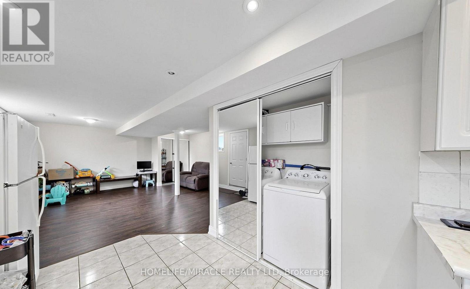 361 BRISDALE DRIVE N - 32