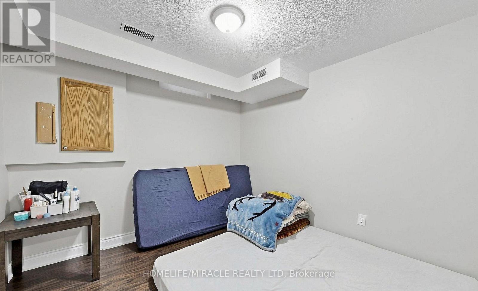 361 BRISDALE DRIVE N - 33