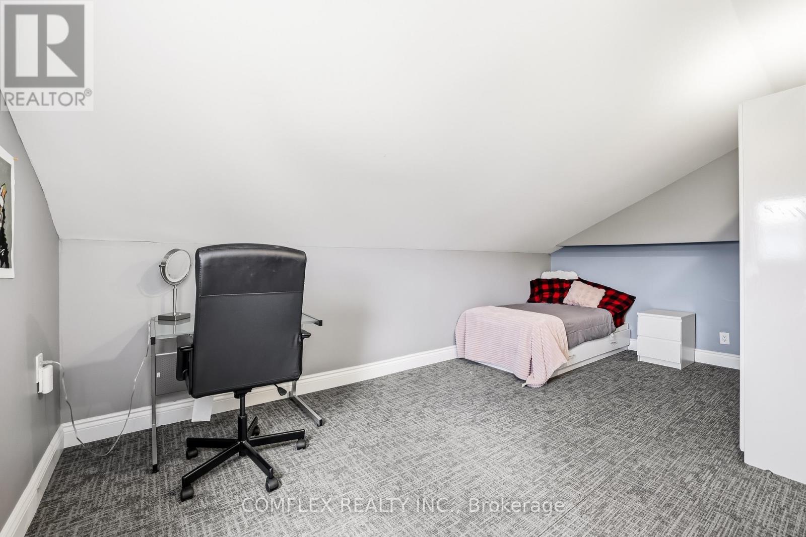 33 BROADLANDS CRESCENT - 22