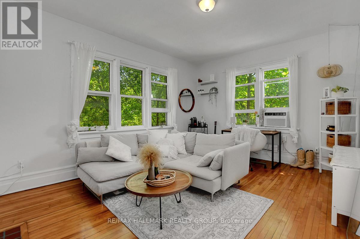 120 STRATHCONA AVENUE - 16