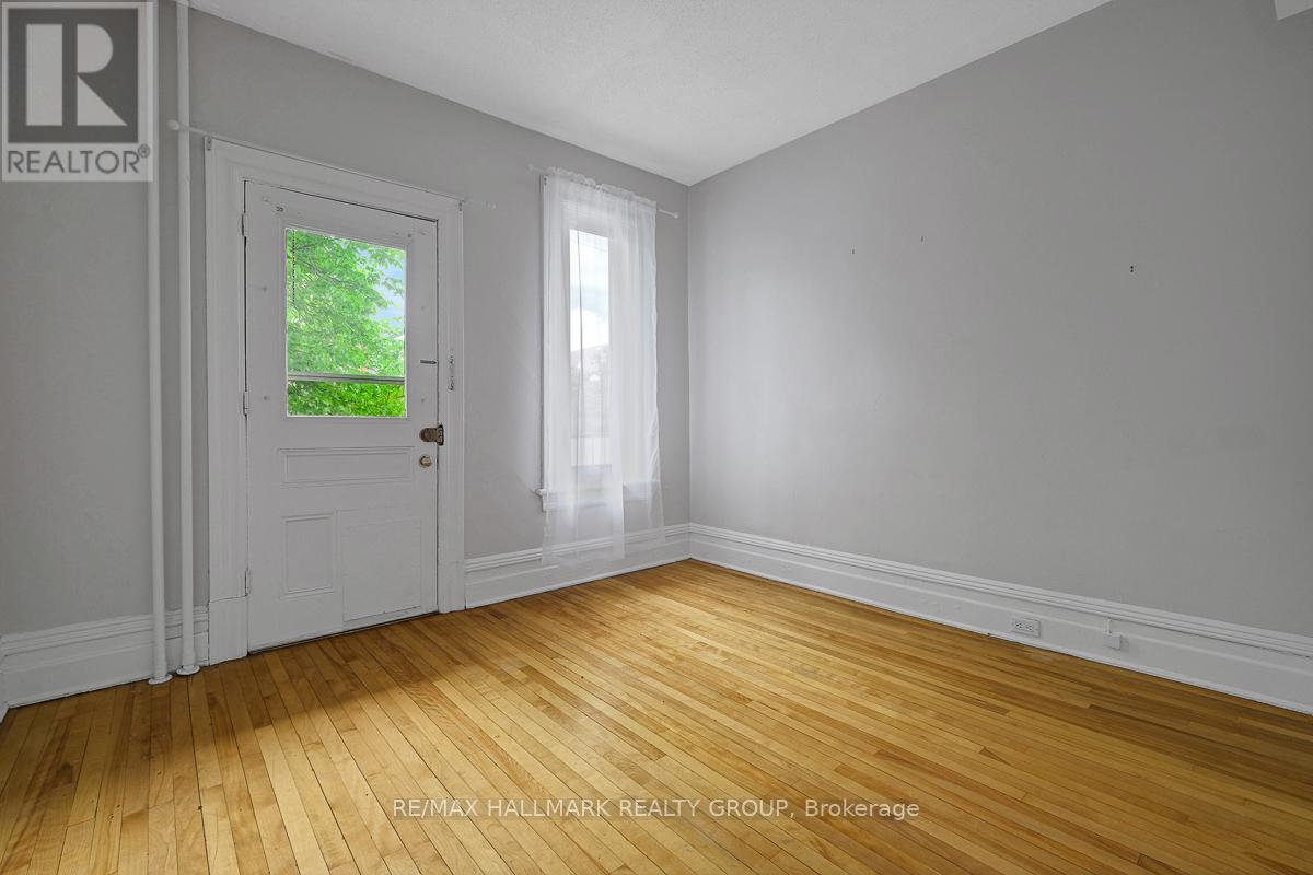 120 STRATHCONA AVENUE - 13