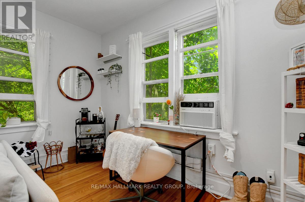 120 STRATHCONA AVENUE - 18