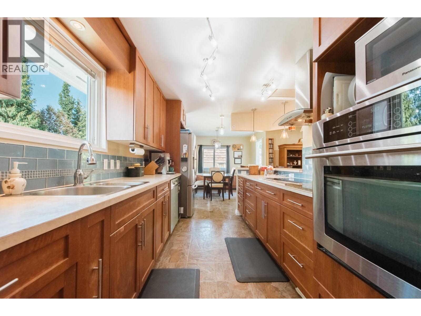 934 DAVIS ROAD, Gibsons