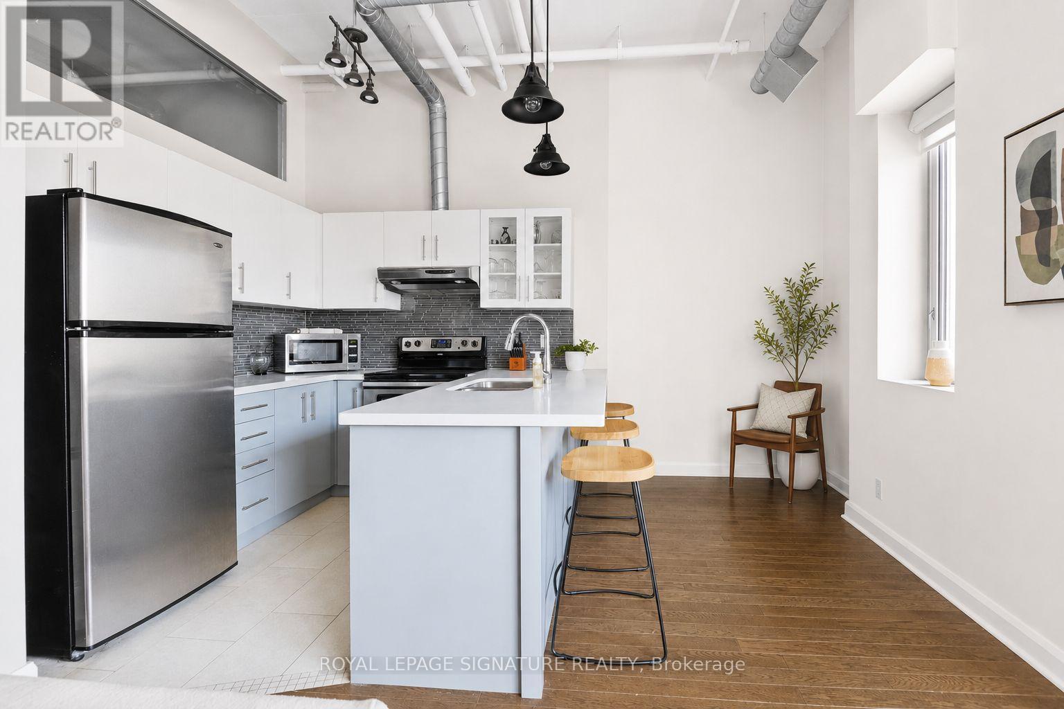 #513 700 KING STREET W - 12