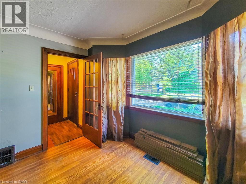 135 WEXFORD Street S - 2