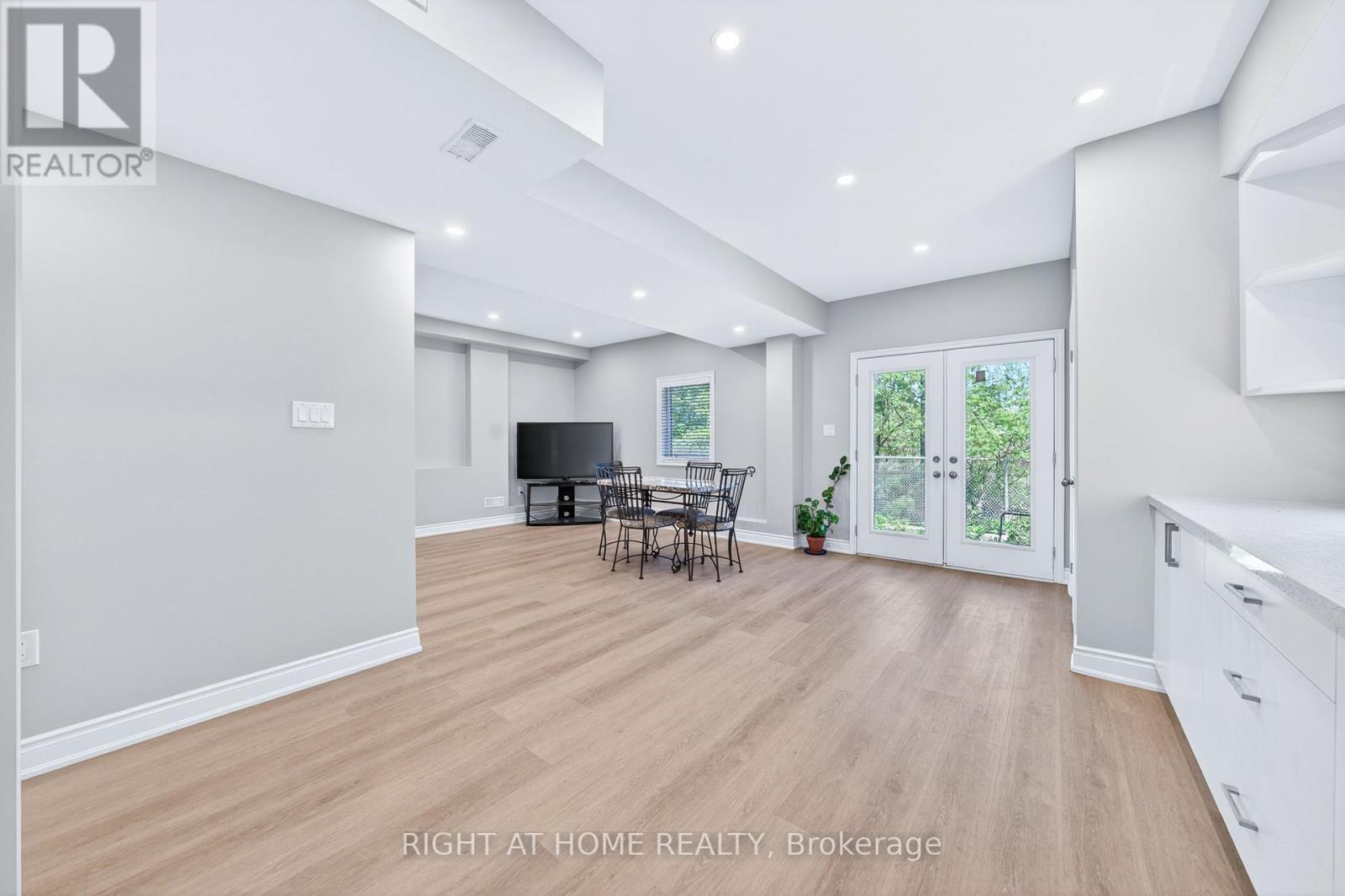 1160 PEELAR CRESCENT - 28