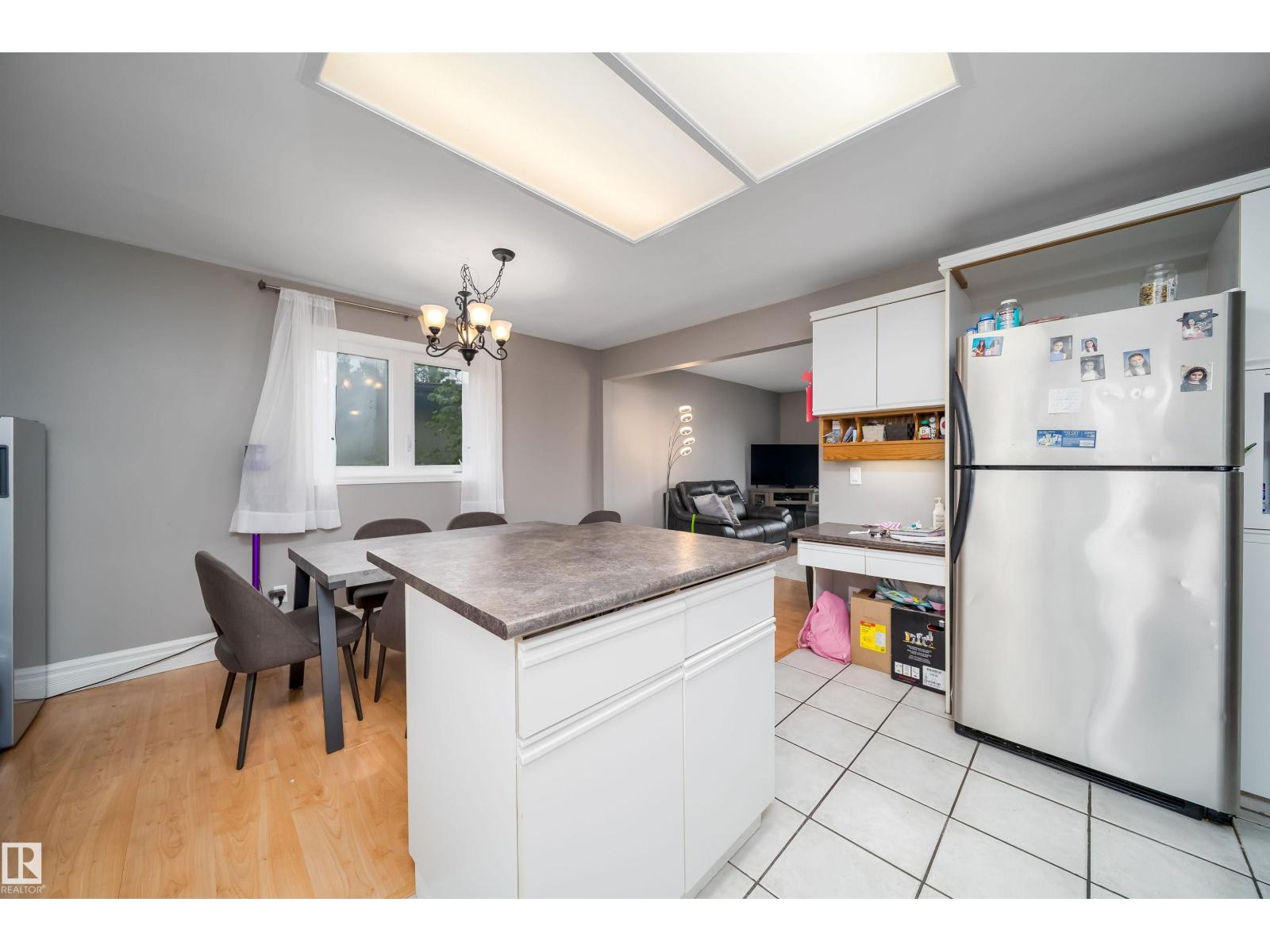 8512 142A AV NW - 5