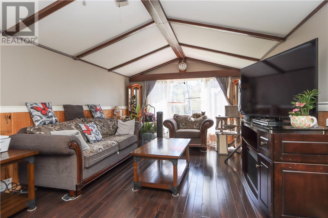 22 Trunk Road - 10