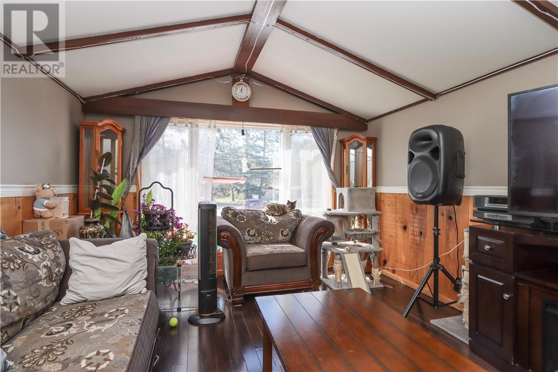 22 Trunk Road - 11