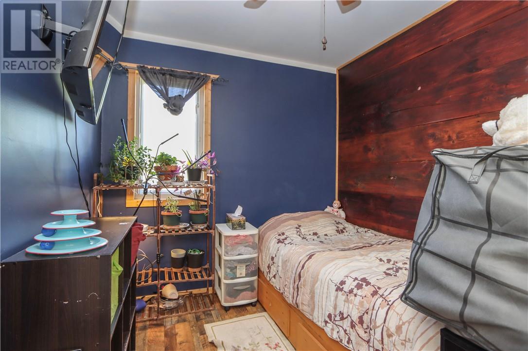 22 Trunk Road - 21