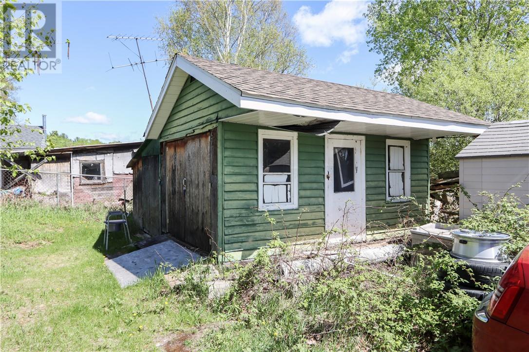 22 Trunk Road - 34