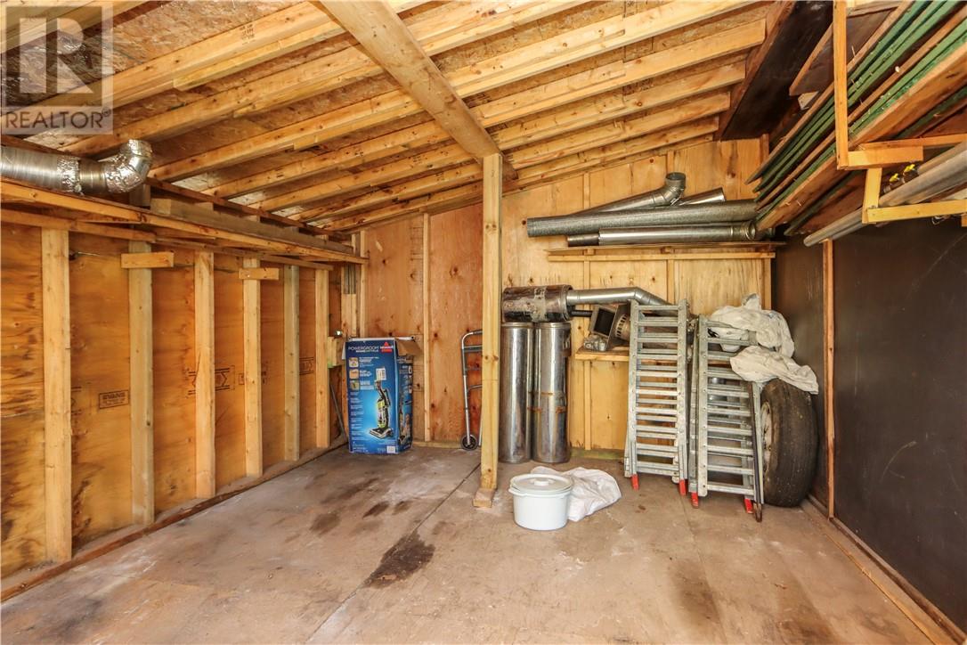 22 Trunk Road - 36