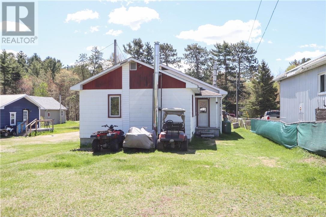 22 Trunk Road - 35