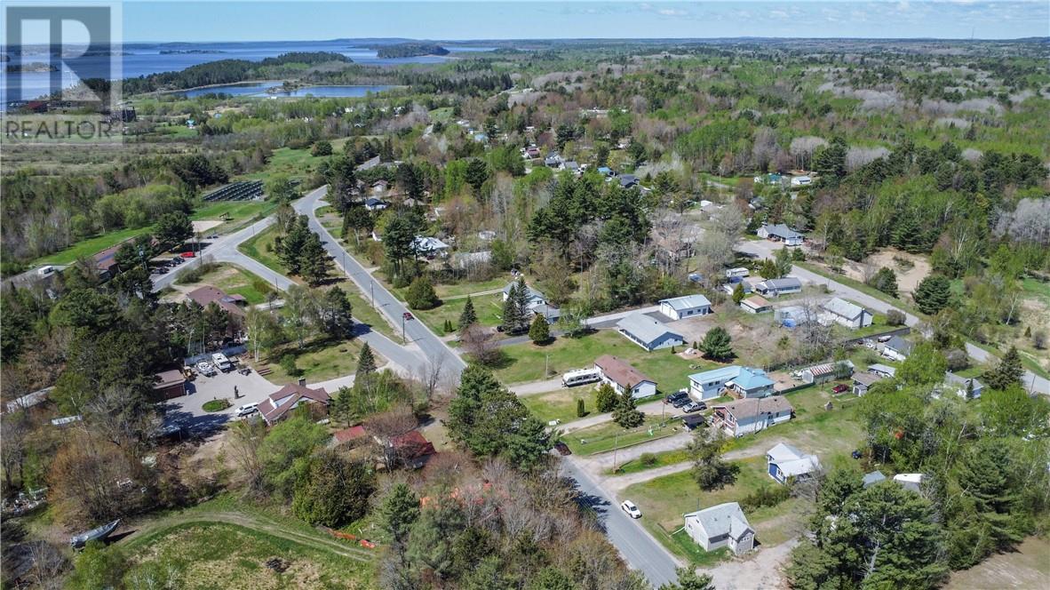 22 Trunk Road - 40