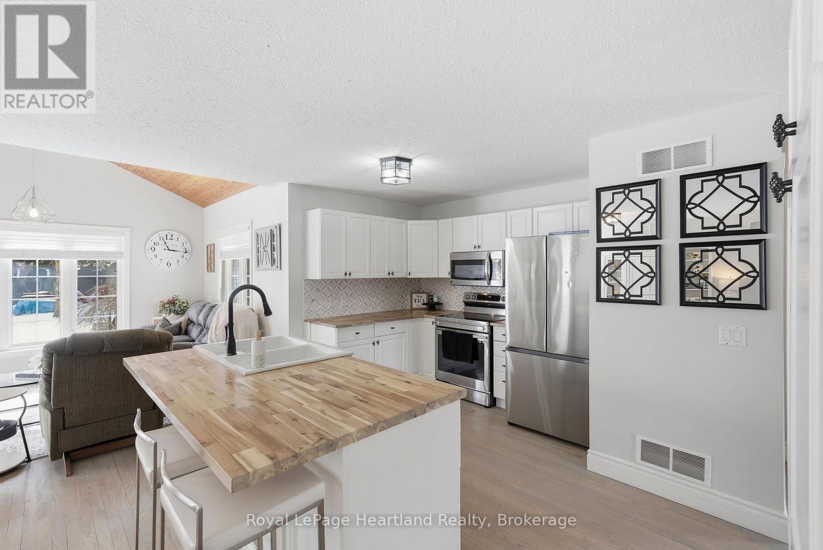 25 JOHN STREET W - 17