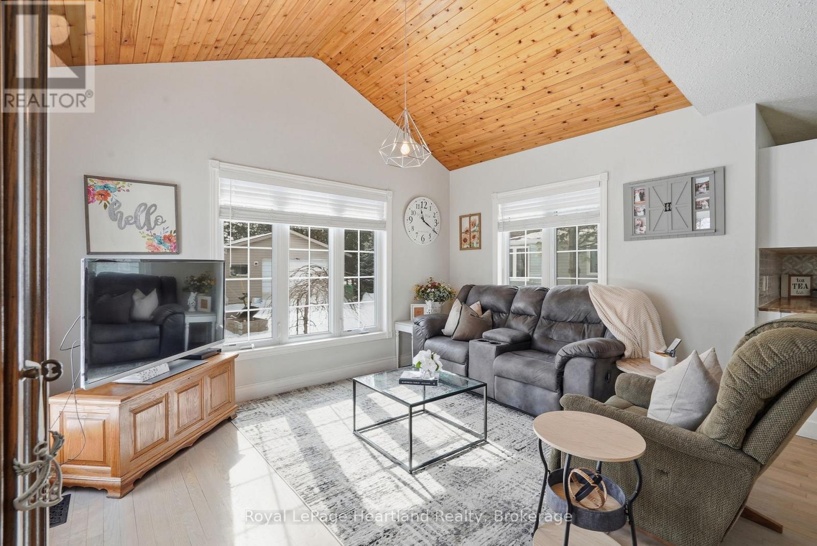 25 JOHN STREET W - 26