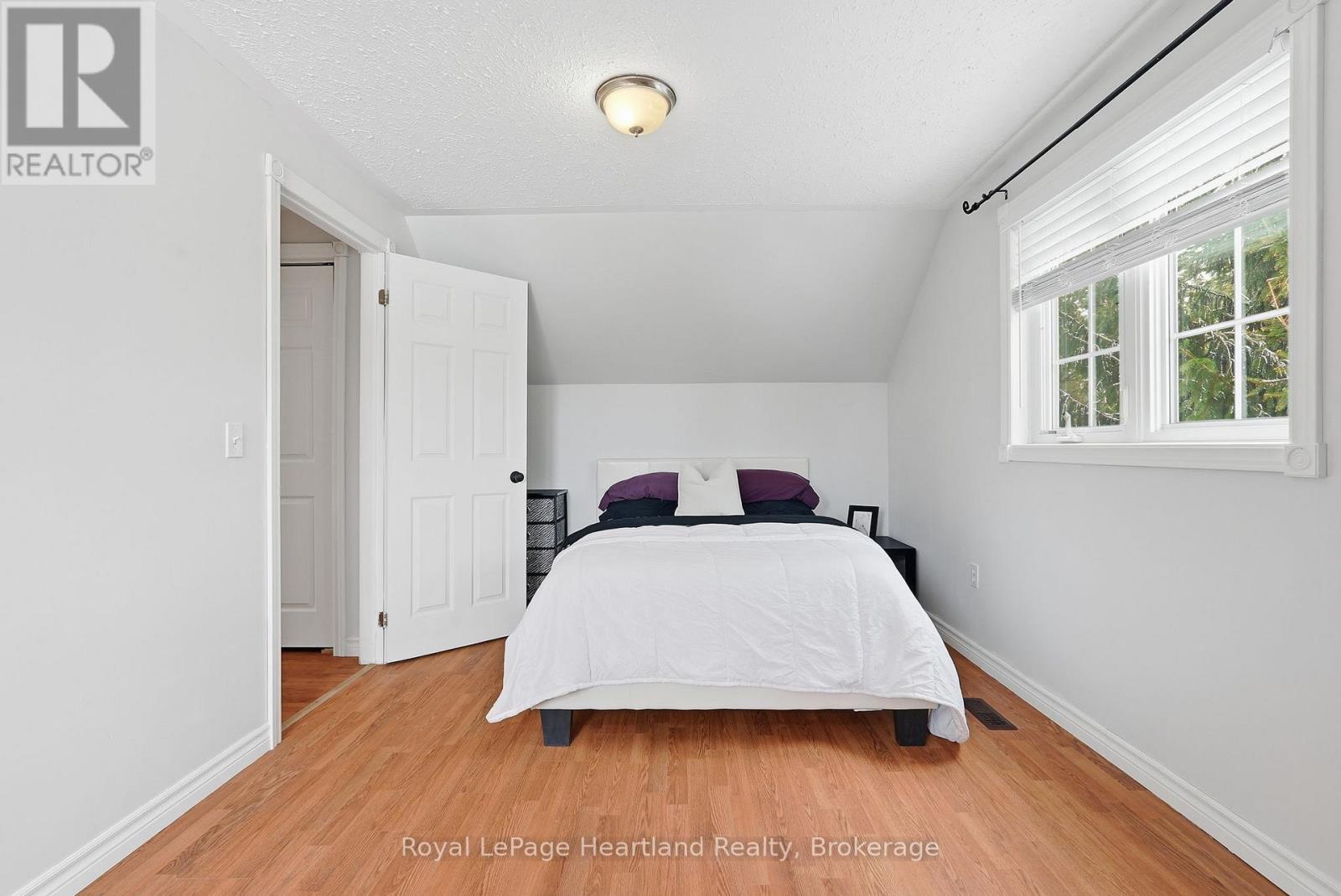 25 JOHN STREET W - 32