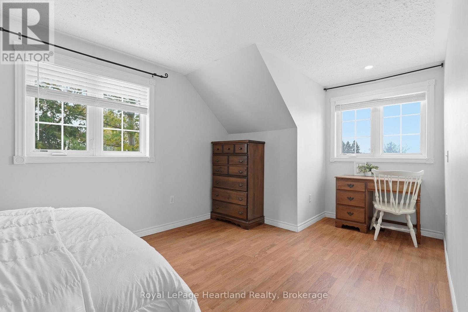 25 JOHN STREET W - 33