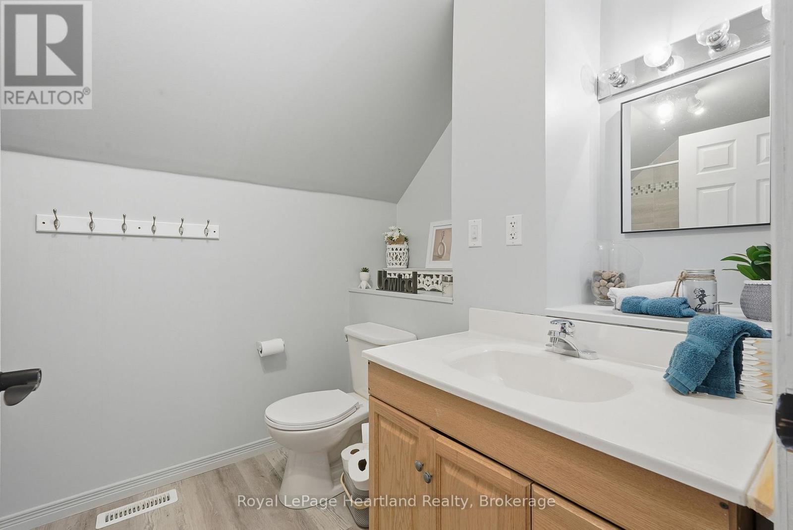 25 JOHN STREET W - 34
