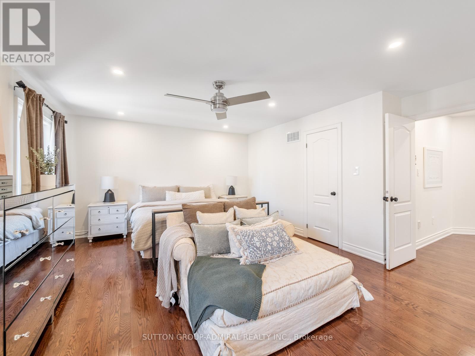 582 SUMMERIDGE DRIVE - 22