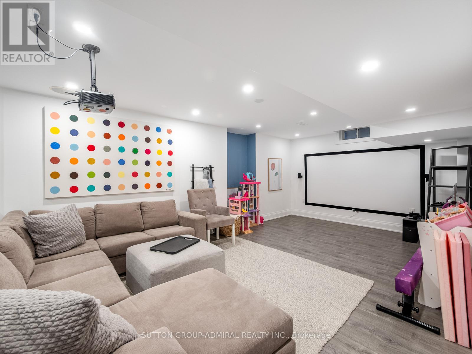 582 SUMMERIDGE DRIVE - 37