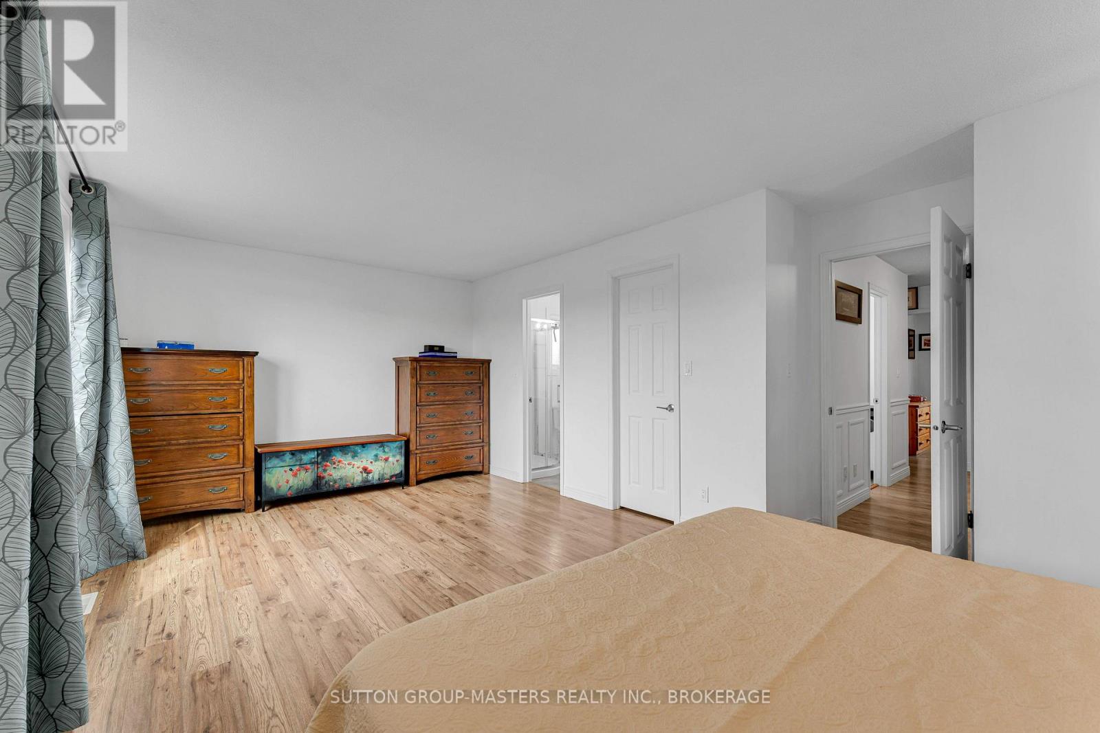 11 DOUGLAS AVENUE - 25