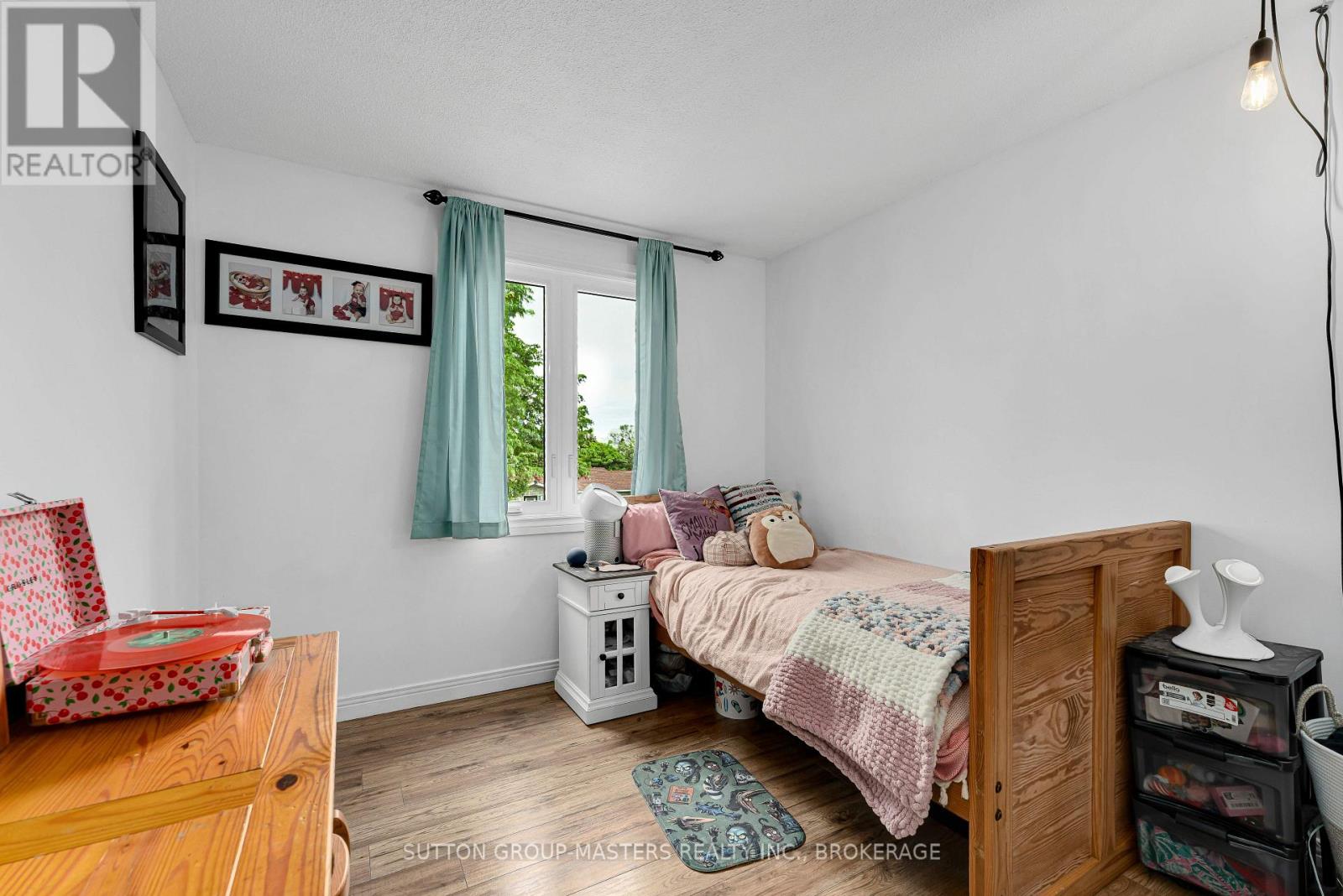11 DOUGLAS AVENUE - 32