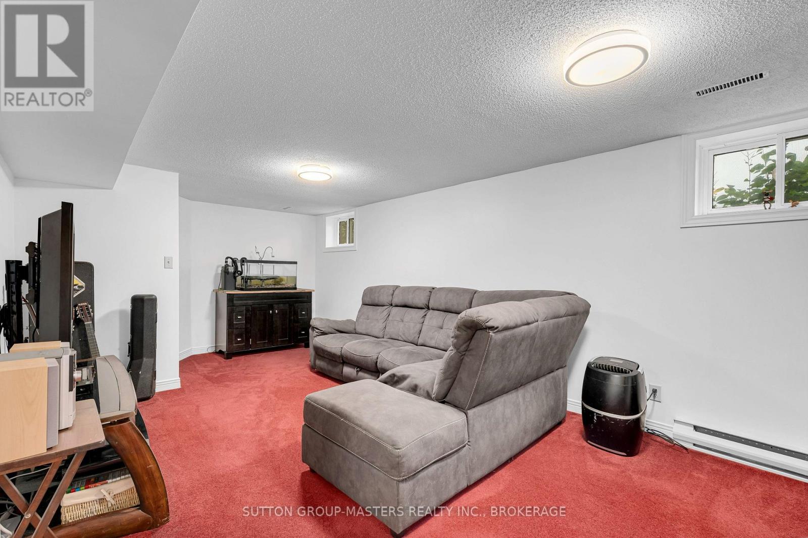 11 DOUGLAS AVENUE - 36