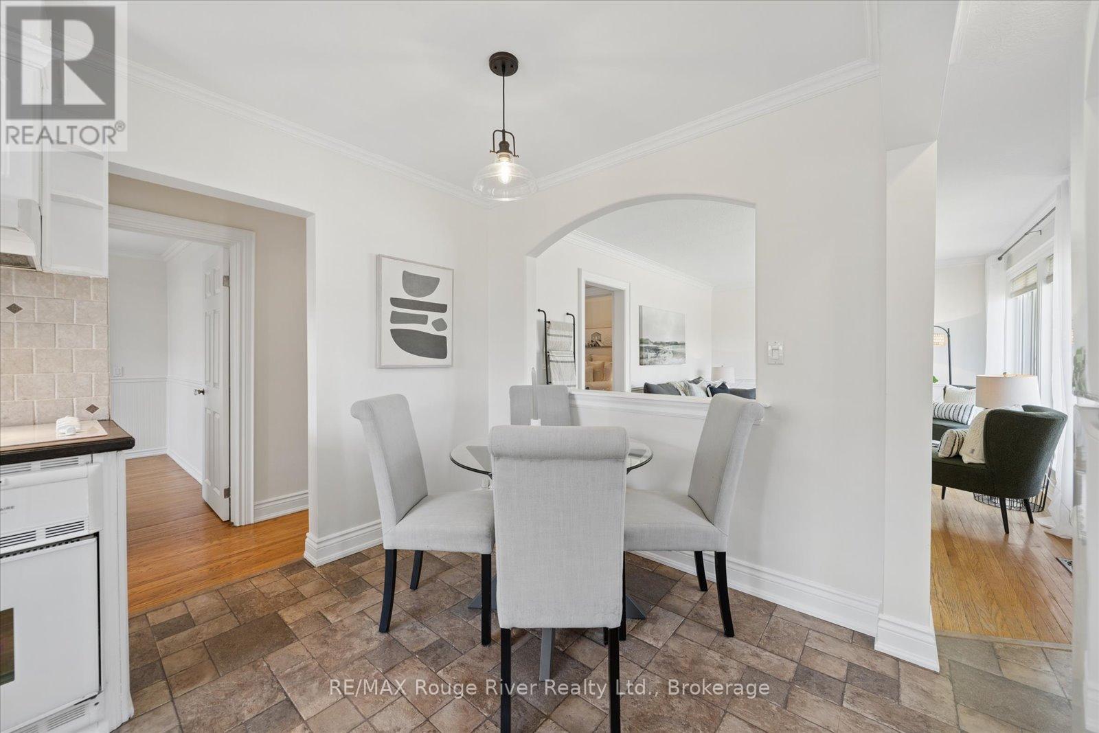 702 GILBERT STREET W - 21