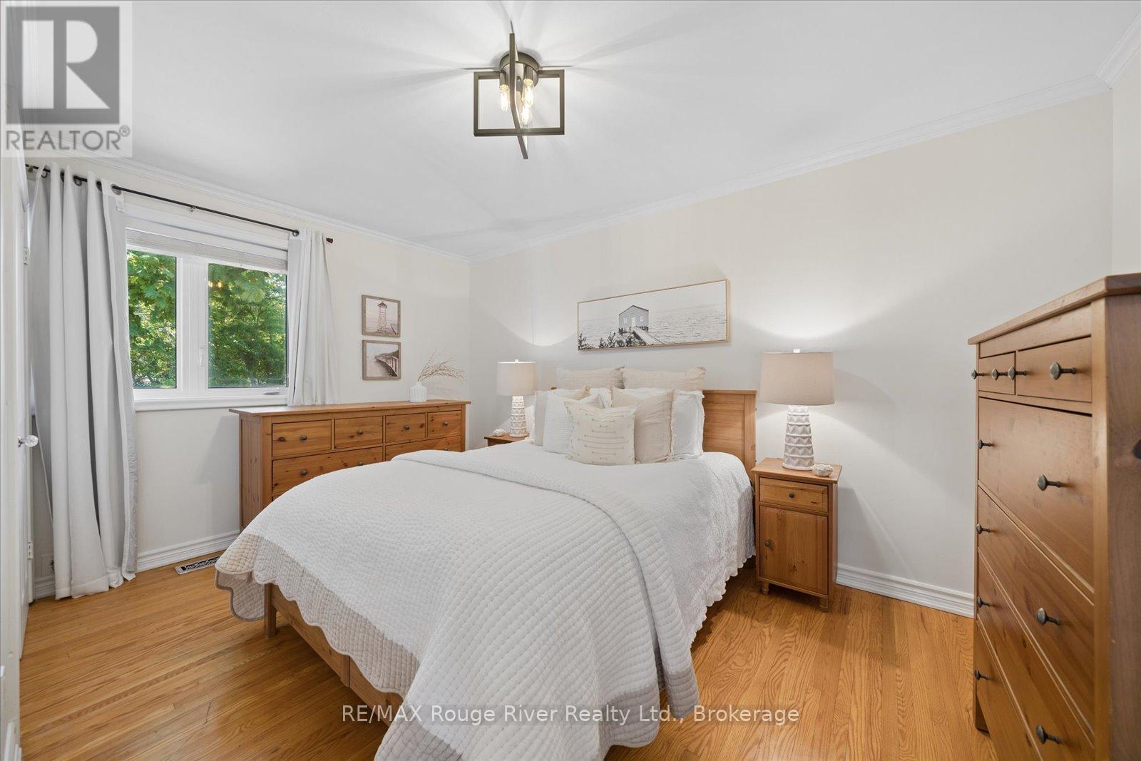 702 GILBERT STREET W - 23